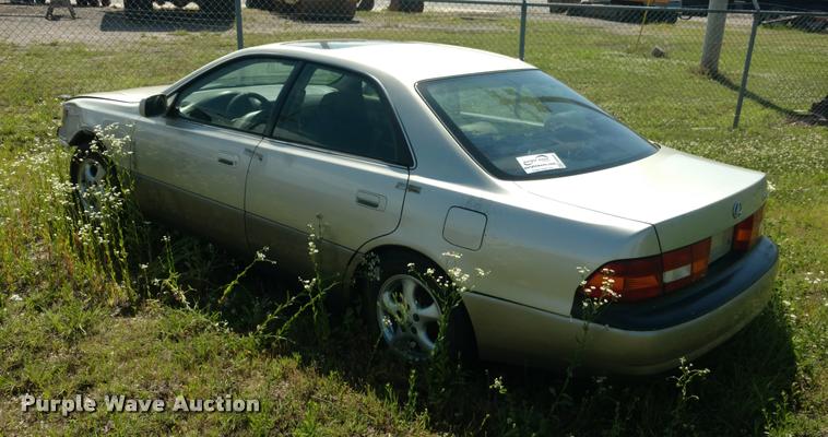 image for item DB0990 1997 Lexus ES 300