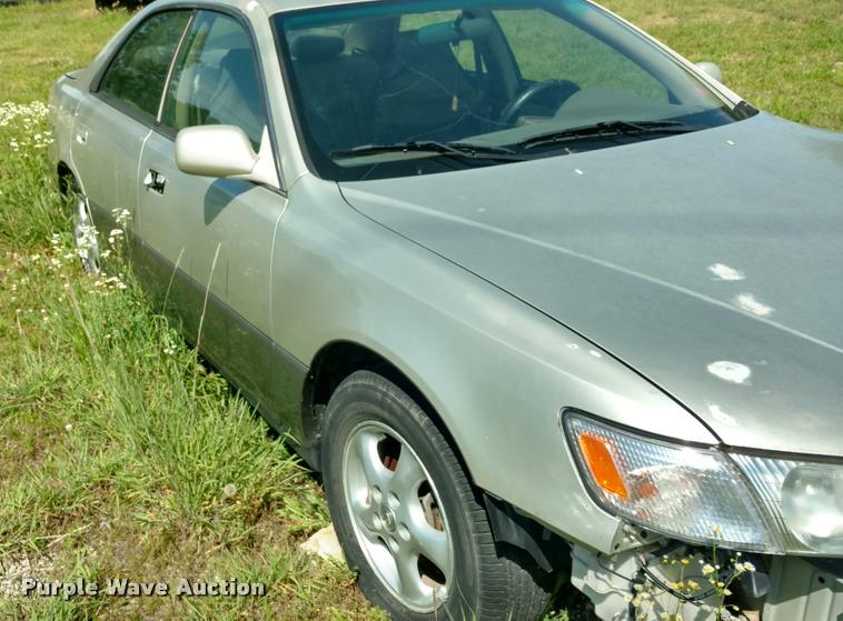 image for item DB0990 1997 Lexus ES 300