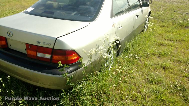 image for item DB0990 1997 Lexus ES 300