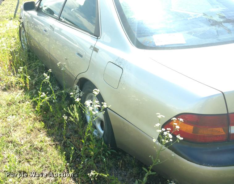 image for item DB0990 1997 Lexus ES 300