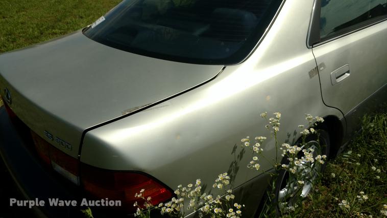 image for item DB0990 1997 Lexus ES 300