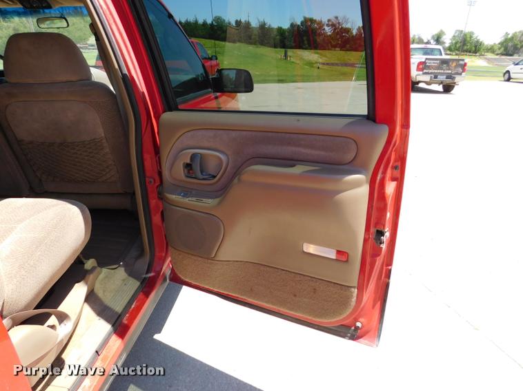 image for item DB1020 1995 Chevrolet Suburban C1500 SUV