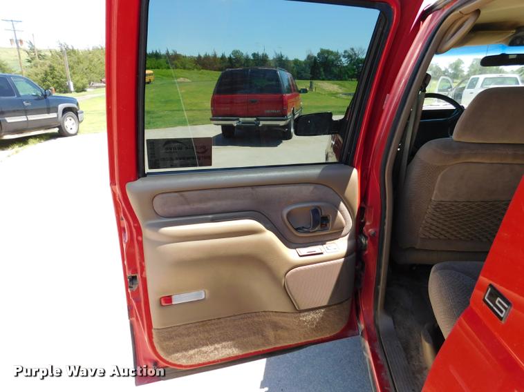 image for item DB1020 1995 Chevrolet Suburban C1500 SUV