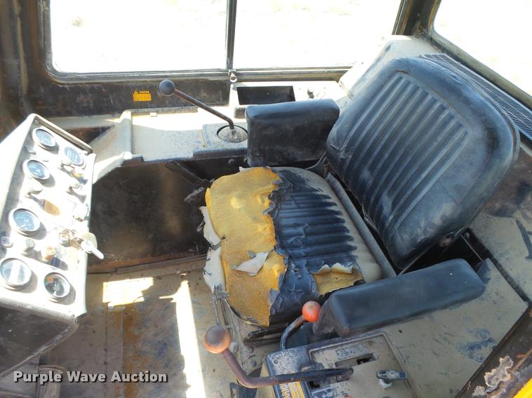 image for item DB2617 1985 John Deere 755B track loader