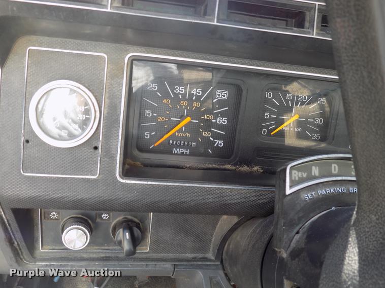 image for item DC4996 1992 Ford F700 dump truck