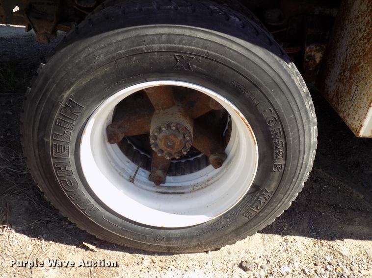 image for item DC4996 1992 Ford F700 dump truck