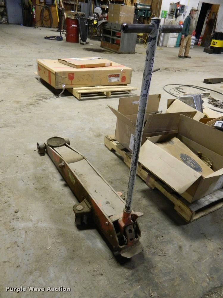 Walker floor jack in Atwood, KS Item DE9755 sold Purple Wave