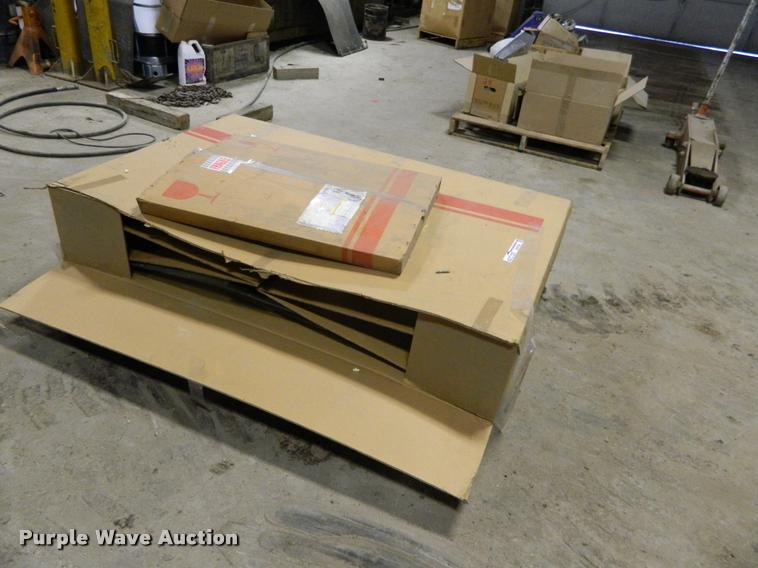 image for item DE9758 Deutz cab glass