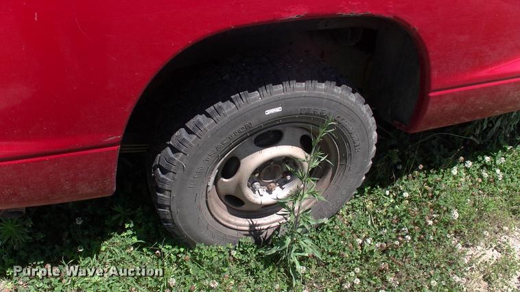 image for item DK9675 1998 Dodge Dakota flatbed pickup truck