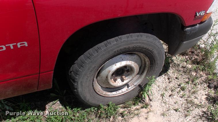 image for item DK9675 1998 Dodge Dakota flatbed pickup truck