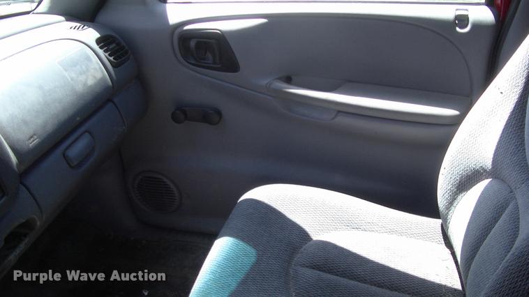 image for item DK9675 1998 Dodge Dakota flatbed pickup truck