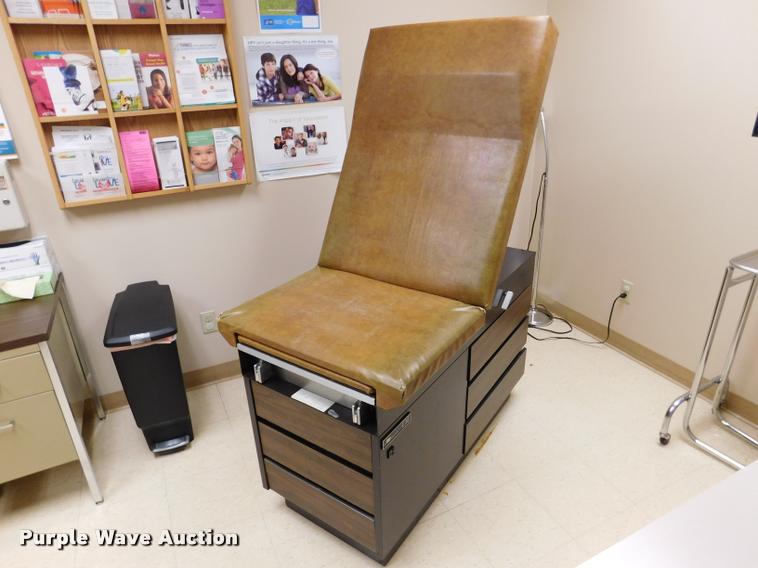 image for item DM9483 The IE Medical Group 104 vinyl exam table
