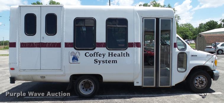 image for item J2501 1998 Ford Econoline E350 shuttle bus