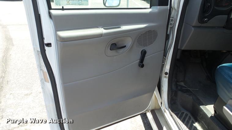 image for item J2501 1998 Ford Econoline E350 shuttle bus