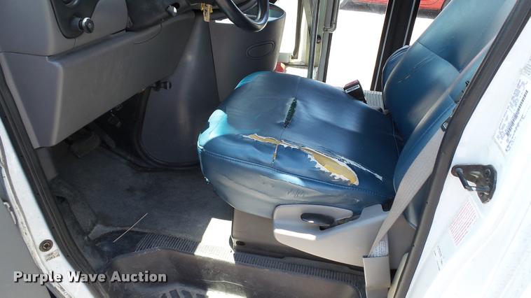 image for item J2501 1998 Ford Econoline E350 shuttle bus