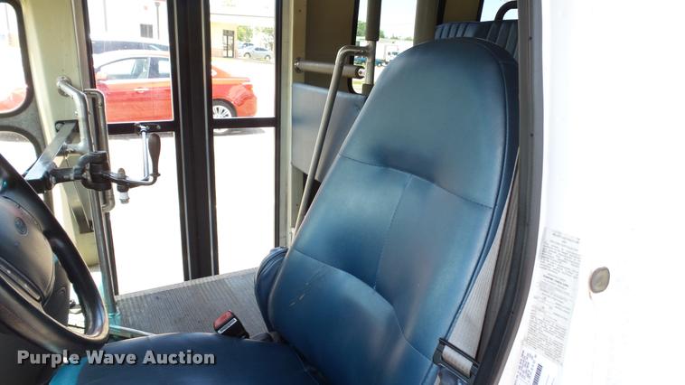 image for item J2501 1998 Ford Econoline E350 shuttle bus