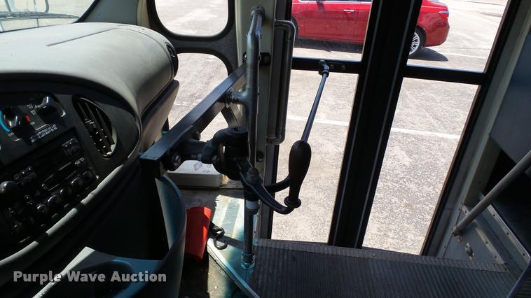 image for item J2501 1998 Ford Econoline E350 shuttle bus