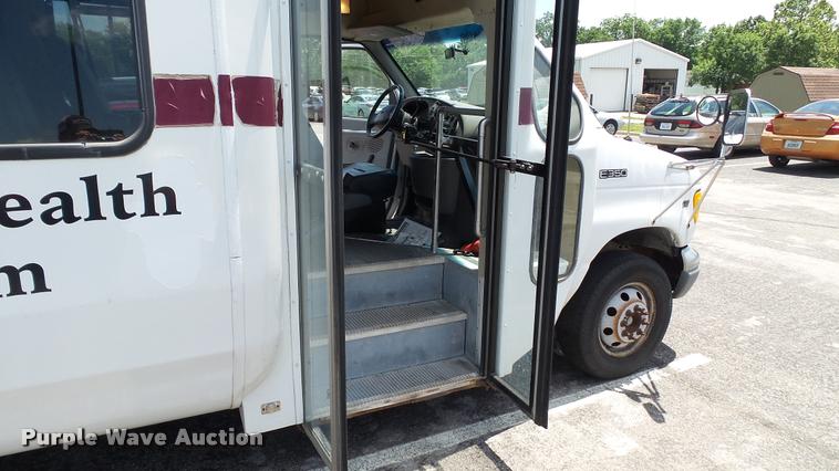 image for item J2501 1998 Ford Econoline E350 shuttle bus