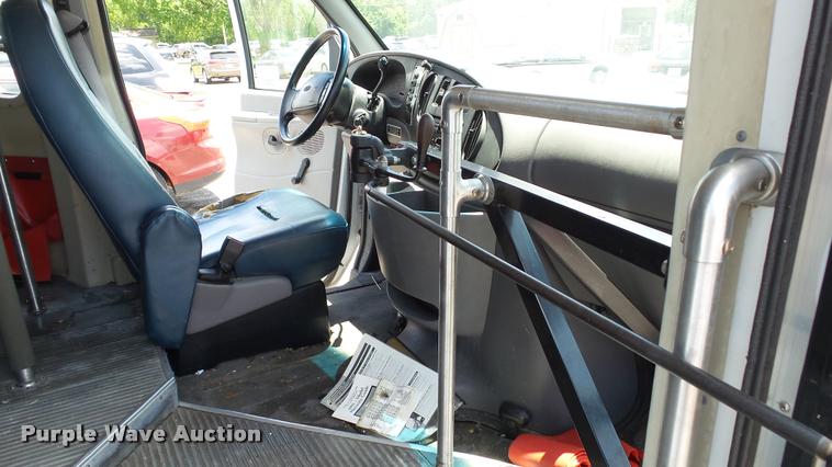 image for item J2501 1998 Ford Econoline E350 shuttle bus