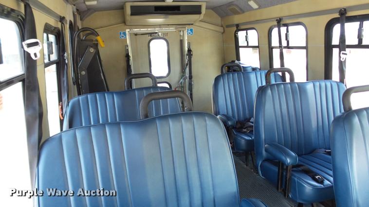 image for item J2501 1998 Ford Econoline E350 shuttle bus