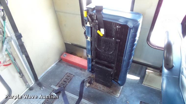 image for item J2501 1998 Ford Econoline E350 shuttle bus