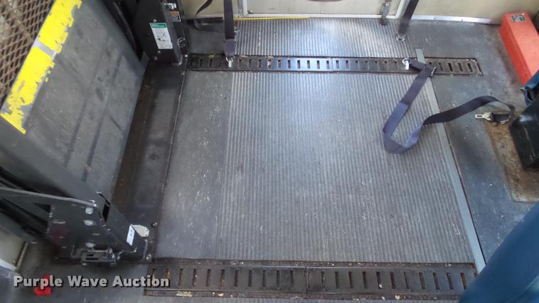 image for item J2501 1998 Ford Econoline E350 shuttle bus