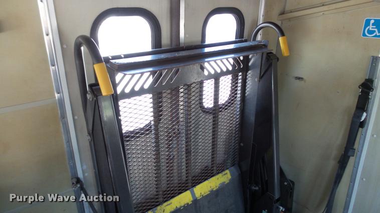 image for item J2501 1998 Ford Econoline E350 shuttle bus