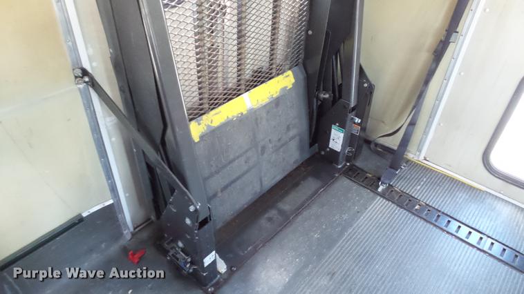 image for item J2501 1998 Ford Econoline E350 shuttle bus