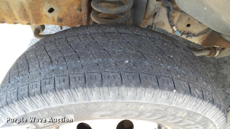 image for item J2501 1998 Ford Econoline E350 shuttle bus