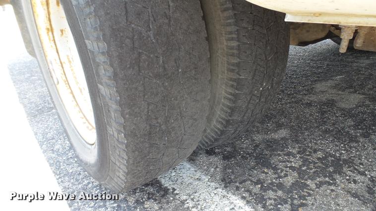 image for item J2501 1998 Ford Econoline E350 shuttle bus