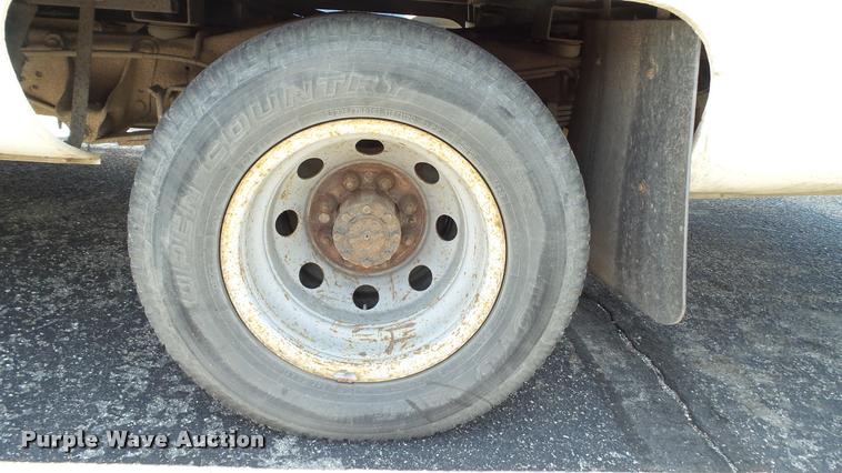 image for item J2501 1998 Ford Econoline E350 shuttle bus