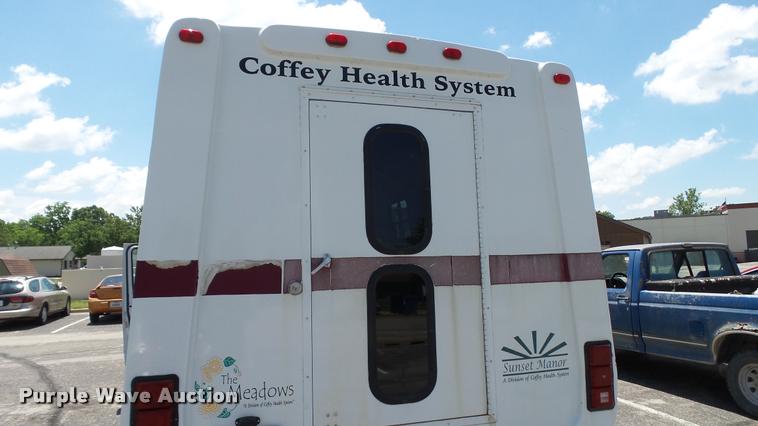 image for item J2501 1998 Ford Econoline E350 shuttle bus