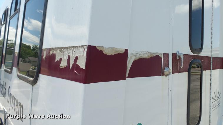 image for item J2501 1998 Ford Econoline E350 shuttle bus