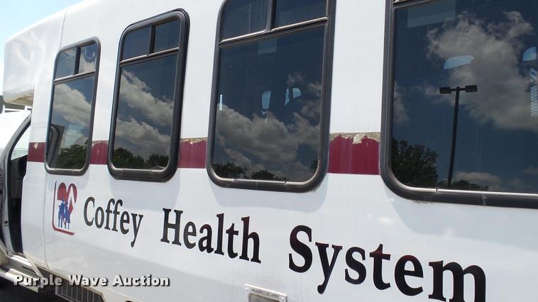 image for item J2501 1998 Ford Econoline E350 shuttle bus