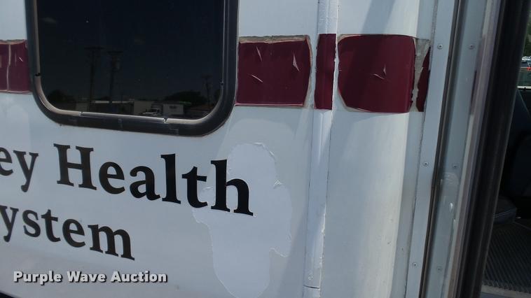 image for item J2501 1998 Ford Econoline E350 shuttle bus