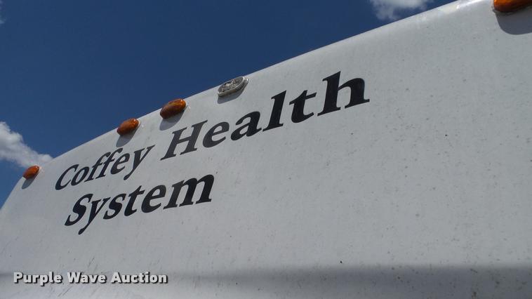 image for item J2501 1998 Ford Econoline E350 shuttle bus