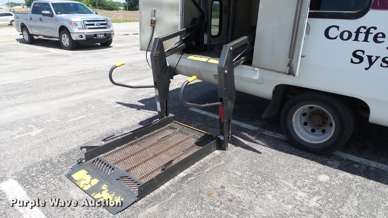 image for item J2501 1998 Ford Econoline E350 shuttle bus