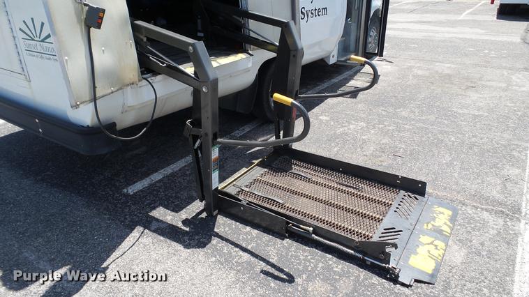 image for item J2501 1998 Ford Econoline E350 shuttle bus