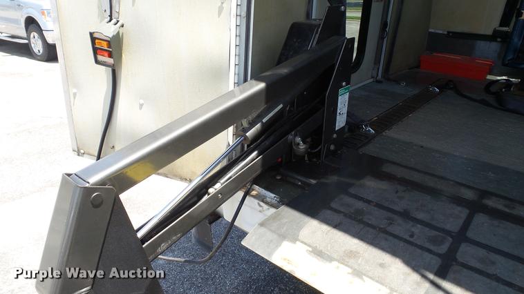 image for item J2501 1998 Ford Econoline E350 shuttle bus