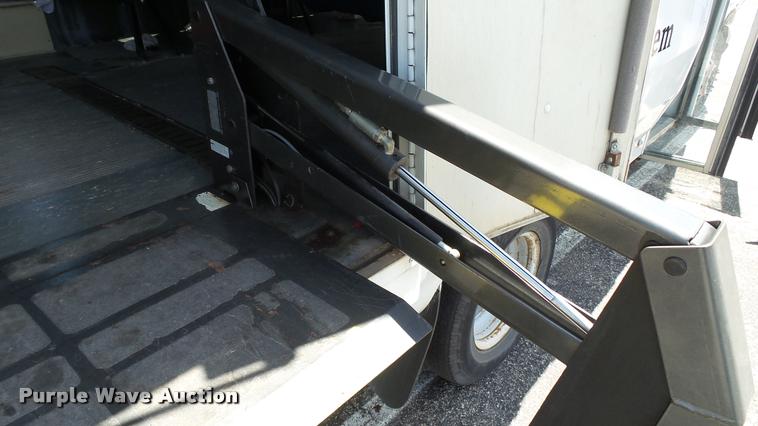 image for item J2501 1998 Ford Econoline E350 shuttle bus