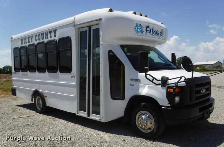 image for item K5971 2009 Ford E450 Super Duty shuttle bus