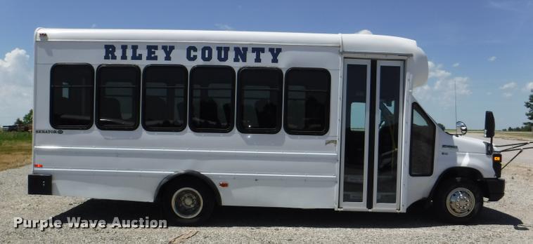 image for item K5971 2009 Ford E450 Super Duty shuttle bus