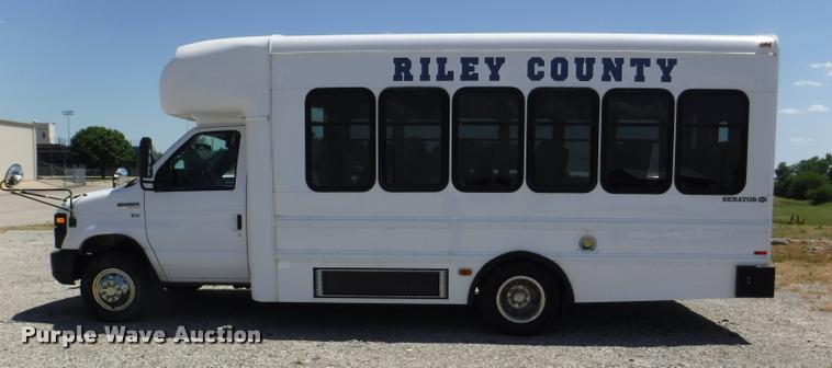 image for item K5971 2009 Ford E450 Super Duty shuttle bus