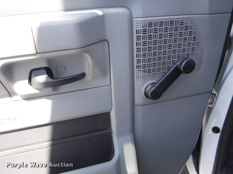 image for item K5971 2009 Ford E450 Super Duty shuttle bus