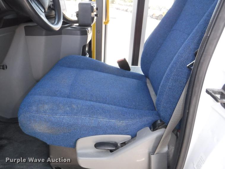 image for item K5971 2009 Ford E450 Super Duty shuttle bus