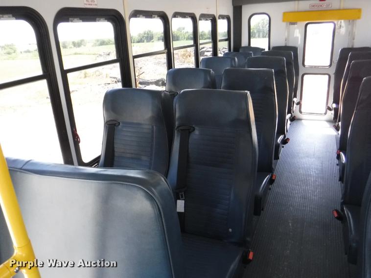 image for item K5971 2009 Ford E450 Super Duty shuttle bus