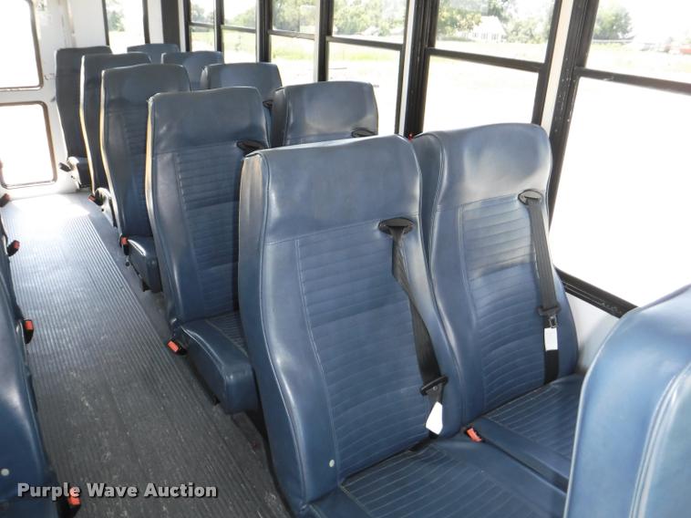 image for item K5971 2009 Ford E450 Super Duty shuttle bus