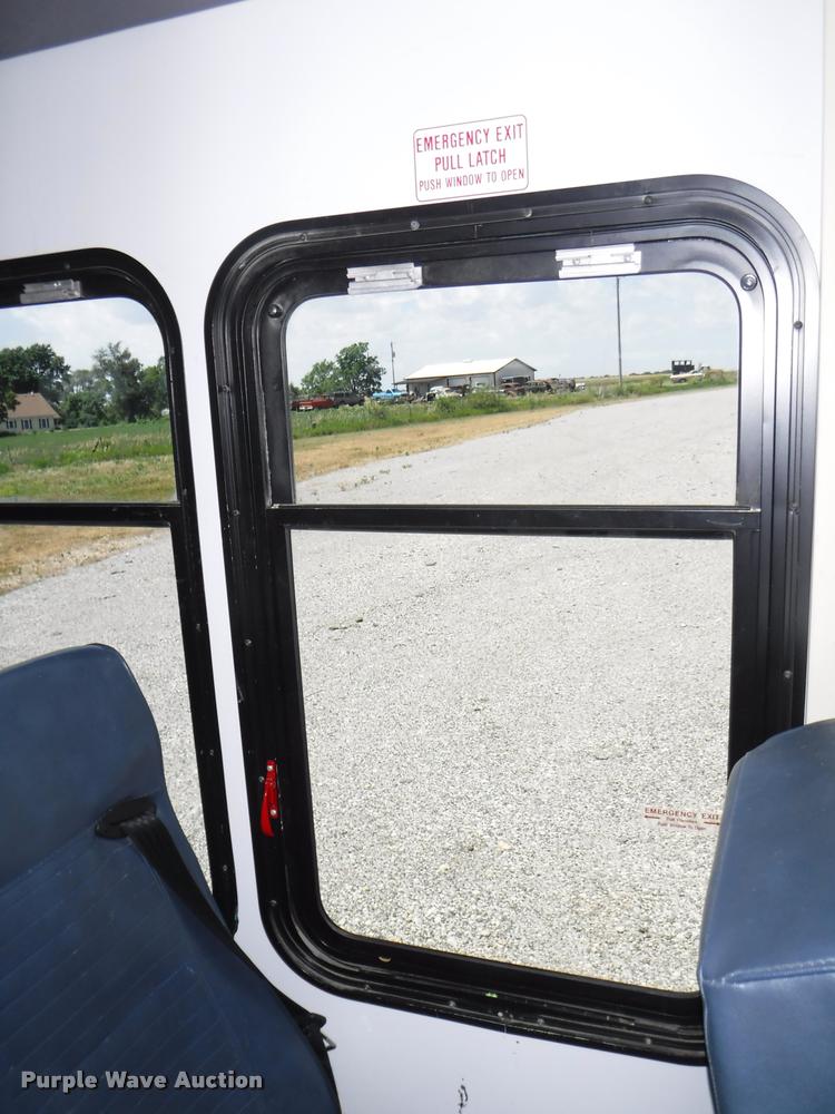 image for item K5971 2009 Ford E450 Super Duty shuttle bus