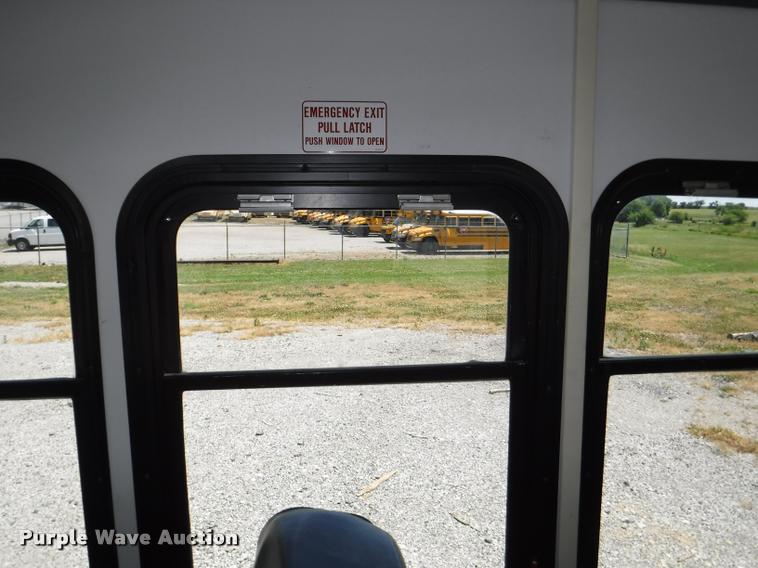 image for item K5971 2009 Ford E450 Super Duty shuttle bus