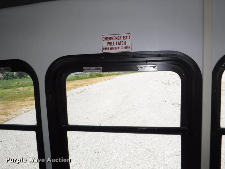 image for item K5971 2009 Ford E450 Super Duty shuttle bus